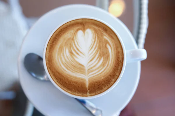 Heißer Latte Coffee Drink am Morgen auf den Tisch gestellt — Stockfoto