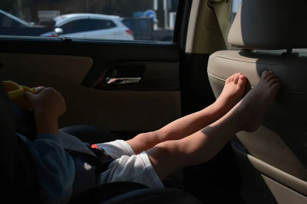 Perjalanan anak kecil duduk di kursi mobil aman drive bersenang-senang — Stok Foto