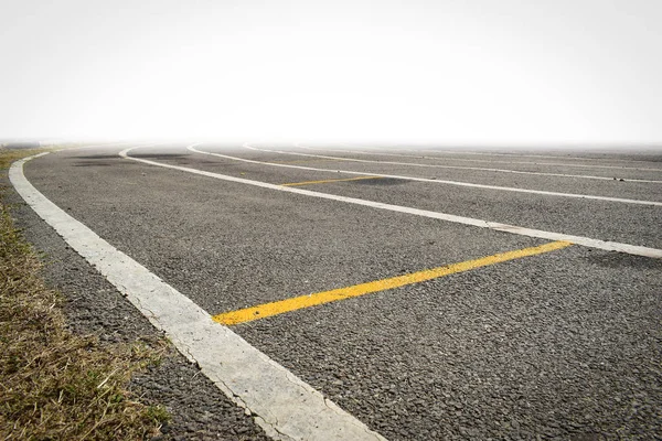 Siyah asfalt koşu pisti, atletik spor arka planı — Stok fotoğraf