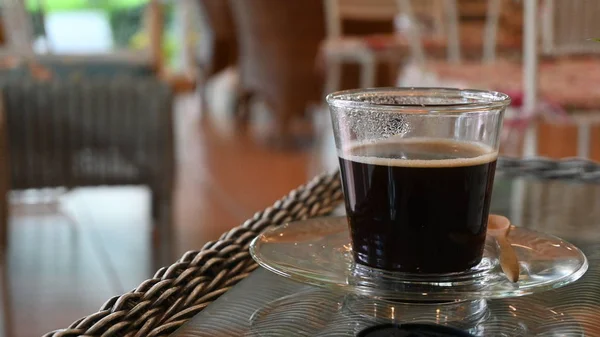 Kopi panas hitam minum di kafe — Stok Foto