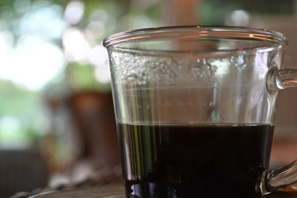 Гарячий чорний кавовий напій в кафе — стокове фото