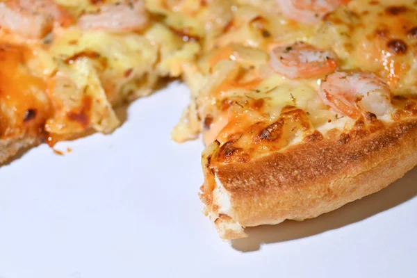 Włoski ser do pizzy z ananasem i krewetkami polewa owoce morza — Zdjęcie stockowe