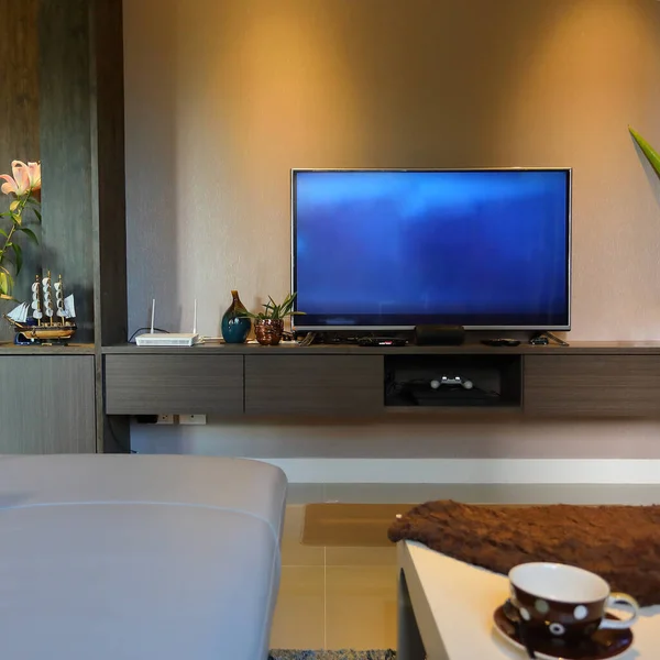 テレビ主導のスクリーン装飾インテリアホームリビングルーム — ストック写真