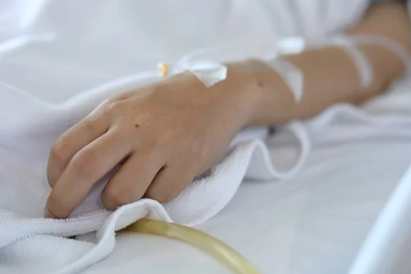 Iv Infusion intravenöse Injektion von Krankheitspatienten auf dem Bett liegend — Stockfoto