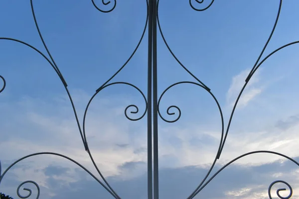 Forma de corazón de alambre de acero curva en decoración de jardín al aire libre con fondo de cielo azul —  Fotos de Stock