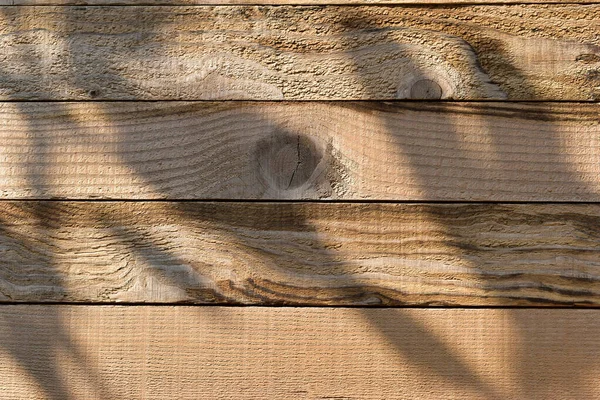 Hout schuur muur plank textuur achtergrond met licht en schaduw in — Stockfoto