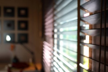 pencerede kahverengi kör gölge, evde iç tasarım dekorasyon 