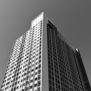 Modern yerleşim yerinin dışındaki gökdelen mimarisi binası. 