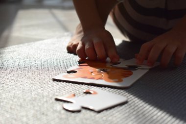 Sevimli bebek anaokulu yapboz oynuyor oyun odasında öğreniyor