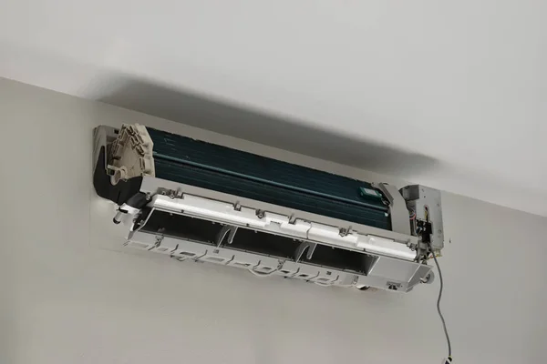 Sistema de aire acondicionado de reparación en la mejora del hogar — Foto de Stock