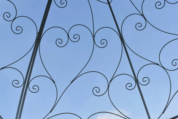 Hart vorm van kromme stalen draad in outdoor tuin decoratie met blauwe lucht achtergrond — Stockfoto
