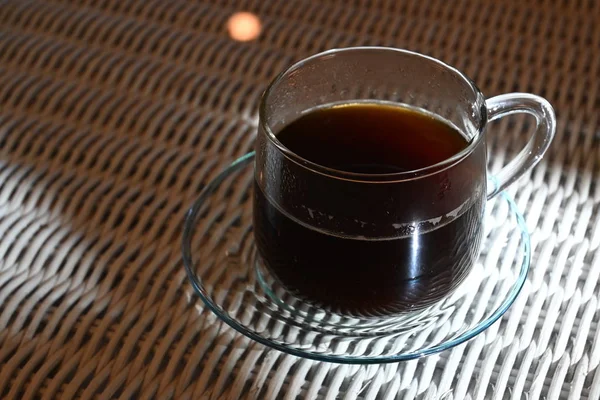 Горячий американо черный кофе напиток положить на стол в утренний день — стоковое фото