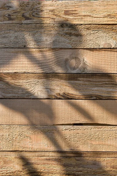 Holzscheune Wand Planke Textur Hintergrund mit Licht und Schatten am Morgen, Draufsicht auf alten Holztisch — Stockfoto