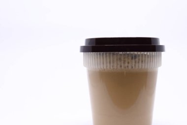 Beyaz arka planda sıcak kahve içmek için plastik bardağı al.