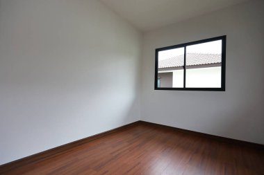 iç tasarım boş beyaz oda cam pencere ve ahşap kaplama döşeme yeni bir ev