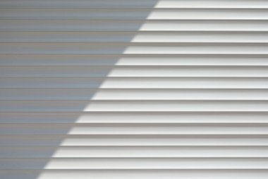 Modern evdeki beyaz paten kepenkleri kapalı.