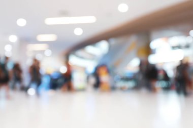 Modern alışveriş merkezlerindeki insanların yaşam tarzlarının soyut görüntü bulanıklığı