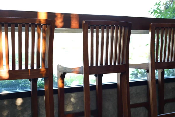 Dřevěná židle a stolní bar interiér v kavárně — Stock fotografie