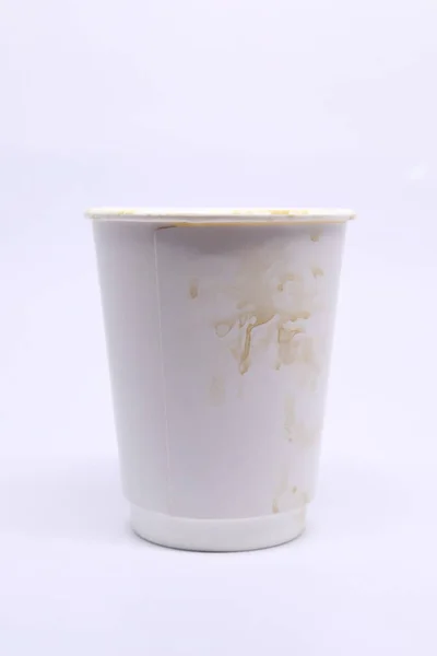 Mancha marrom sujo em tirar copo para beber café quente, caneca de papel no fundo branco — Fotografia de Stock