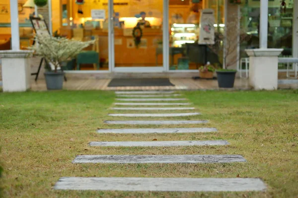 Trädgårdsväg i gräsyta vid entré café — Stockfoto