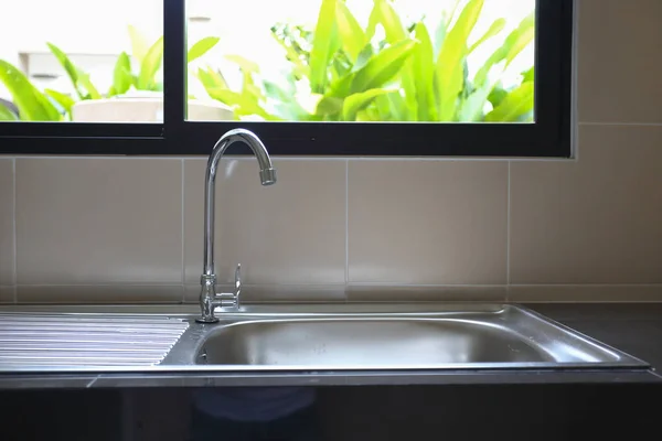 Su musluğu kapalı ve paslanmaz lavabo mutfak odasında pişiyor. — Stok fotoğraf