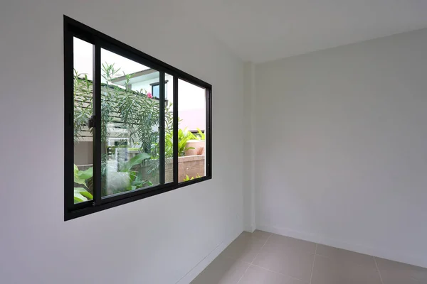 Reemplazo de ventana de diapositiva de vidrio en la pared blanca de una nueva casa — Foto de Stock