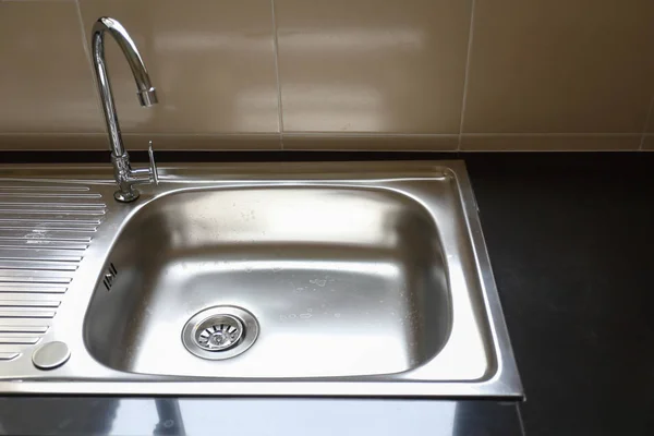 Water faucet closed and empty stainless sink cooking in kitchen room — Stock Photo, Image