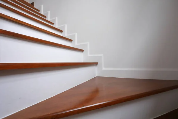Hnědé dřevěné schody z tvrdého dřeva v moderním obytném domě — Stock fotografie