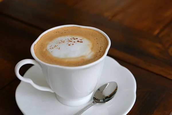 Bevanda calda di caffè messa sul tavolo di legno prima colazione al mattino — Foto Stock