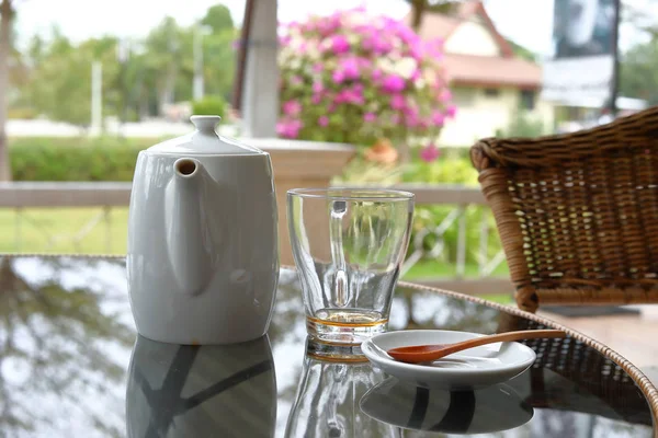 Гарячий чай здоровий напій кладуть на стіл вранці — стокове фото