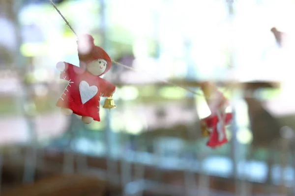 Petite poupée de Noël pendaison décoration sur fenêtre en verre — Photo