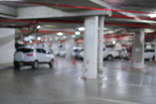 Bawah tanah tempat parkir mobil dalam bangunan, gambar kabur — Stok Foto