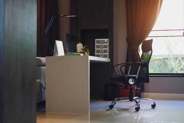 Travail de chaise et de table avec ordinateur PC à l'intérieur de la salle de bureau d'affaires à domicile le matin — Photo