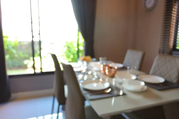 Maträtt set ordna på matbord inne äta rum i hemmet, bild suddig bakgrund — Stockfoto