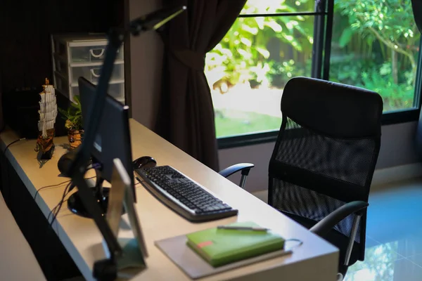 Stoel en tafel werk met pc computer in de kamer van het bedrijfsleven thuis kantoor in de ochtend dag — Stockfoto