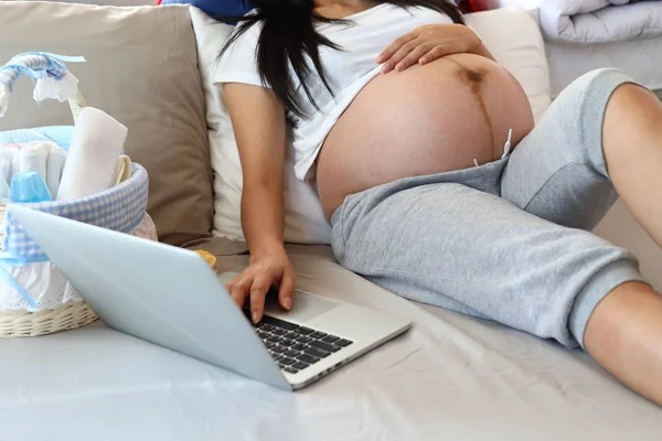 Matka těhotenství pracovní on-line v domácí kanceláři, těhotná maminka psaní klávesnice notebook — Stock fotografie