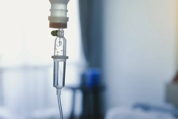 IV solución salina para perfusión inyectable intravenosa para curar la enfermedad del paciente en el hospital — Foto de Stock