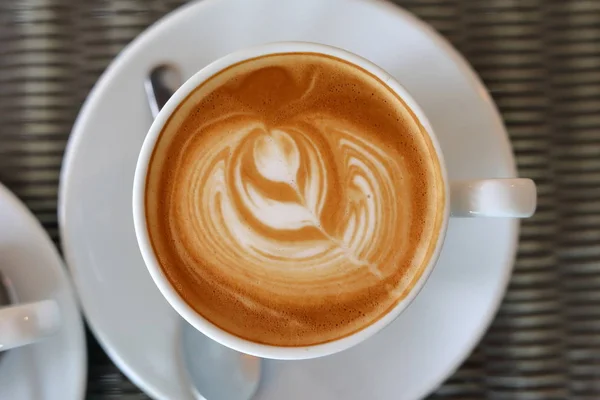 Heißer Latte Coffee Drink am Morgen auf den Tisch gestellt — Stockfoto