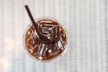 Kafede soğuk buzlu kahve içeceğiz.