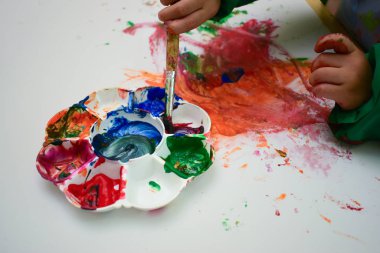 Çocuk hayal gücünden renkli suluboya boyayla öğreniyor.