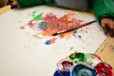 Çocuk hayal gücünden renkli suluboya boyayla öğreniyor.