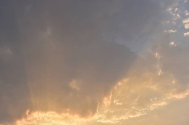 Günbatımının altın ışık ışınları gökyüzü arka planı