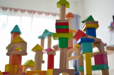 Çocuk gelişimi için tahta blok geometrisi inşa etmek