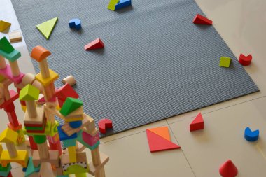 Çocuk gelişimi için tahta blok geometrisi inşa etmek