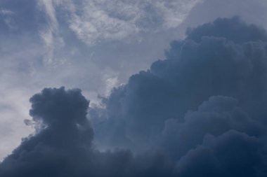 dramatik karamsar gökyüzünde karanlık şiddetli fırtına bulutu