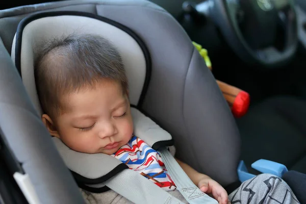 Bayi laki-laki yang lucu tidur di sabuk pengaman mobil perlindungan drive perjalanan darat — Stok Foto