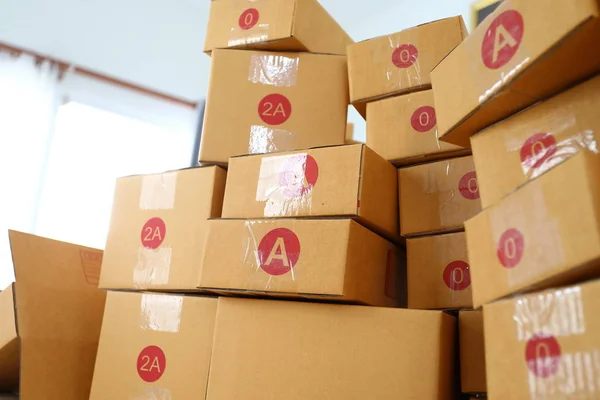 Kahverengi kutu posta paketi birçok boyutta tüketici siparişi için ev ofisine hızlı teslimat hazırlıyor — Stok fotoğraf