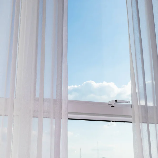 Wit gordijn op glazen raam — Stockfoto