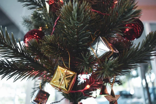 Decoración del árbol de Navidad en el hogar — Foto de Stock