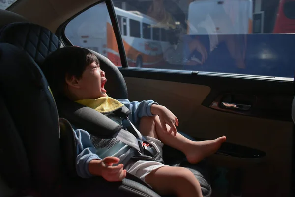 Bayi menangis duduk di kursi mobil aman drive — Stok Foto